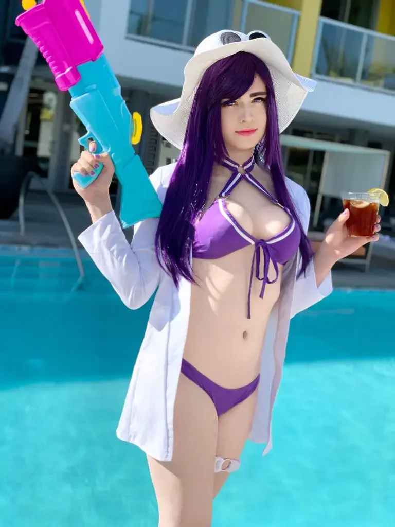 sneaky-pool-party-caitlyn-cosplay